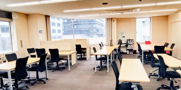 就労移行支援事業所ディーキャリアの訓練室の全体風景