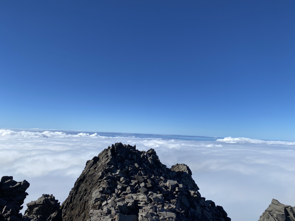 鳥海山の頂上から見た青空の画像