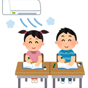 エアコンを使用している部屋で、机を並べて学習する子どもたち