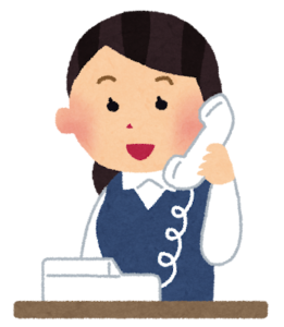 電話応対をするスーツ姿の女性