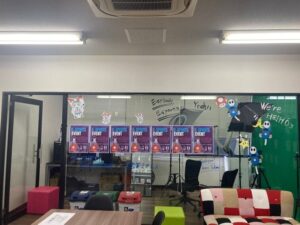 ガラスに貼られたeスポーツ大会チラシ