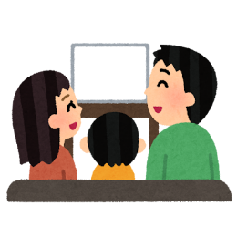テレビを見る3人の家族