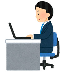 デスクに向かってパソコン作業を行うスーツ姿の男性