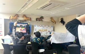 ゲームに勝利してガッツポーズをとる観客