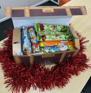 宝箱に入ったうまい棒の束