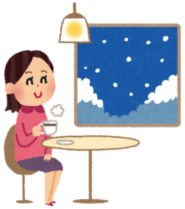 雪が降る中、室内でコーヒーを飲む女性