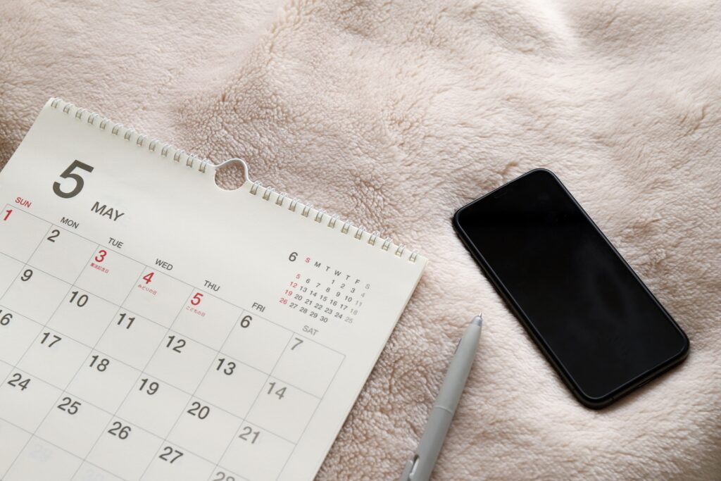 5月のカレンダーとスマホの画像