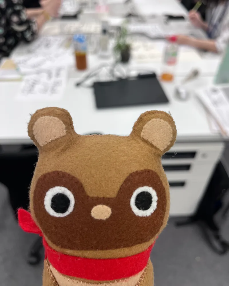 セミナールームで正面を向くマスコットのたぬきち