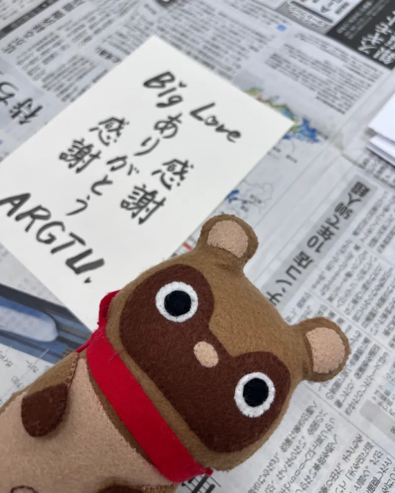 『Big Love』『感謝』『ありがとう』『ARGTU.』と書かれた和游字のメッセージカードと、手前に位置するたぬきちのマスコット