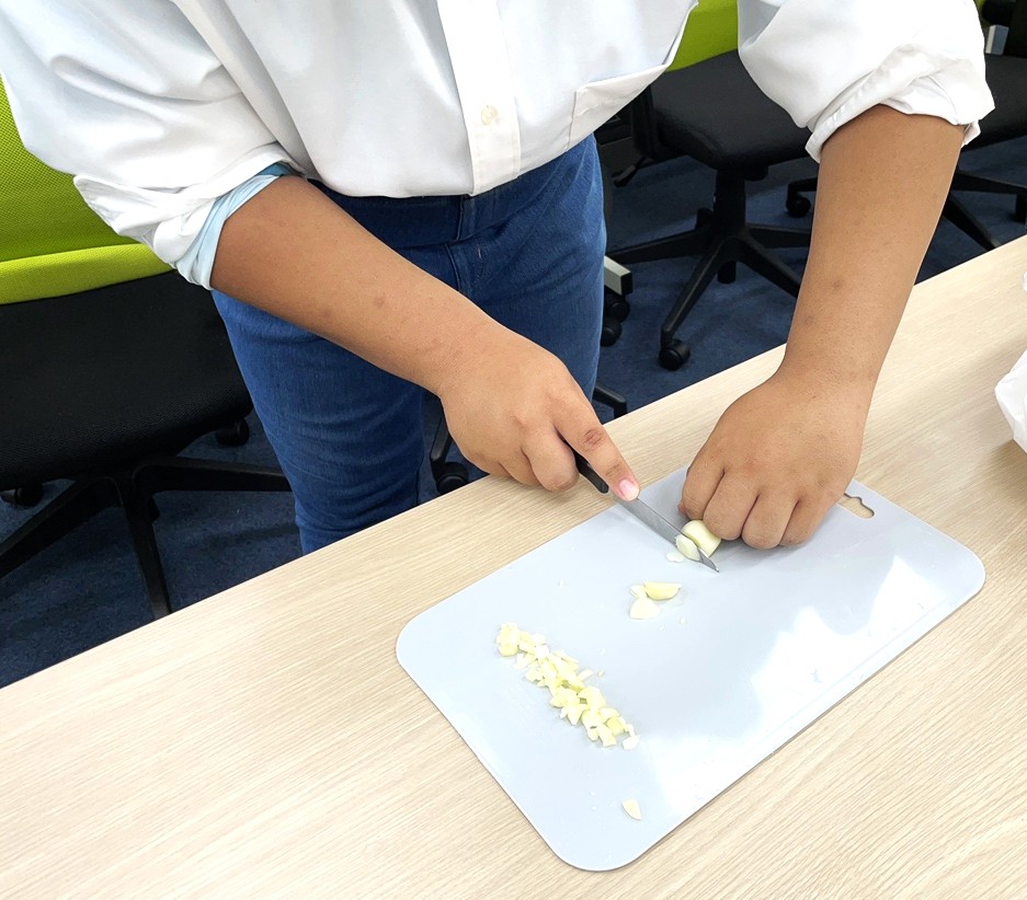 食材を切る様子